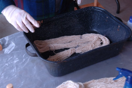 Sprinkling dye powder on yarn